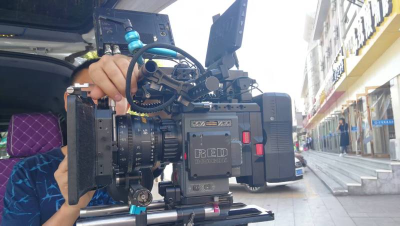 卧龙区TVC拍摄公司：汽车广告领航员，驾驭速度与激情的镜头语言